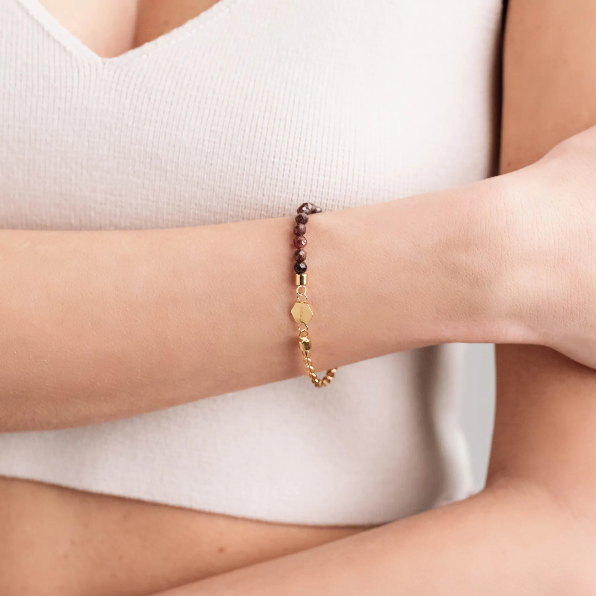 KALEIDO-IP GOLD STEEL BRACELET WITH RED GARNETS
